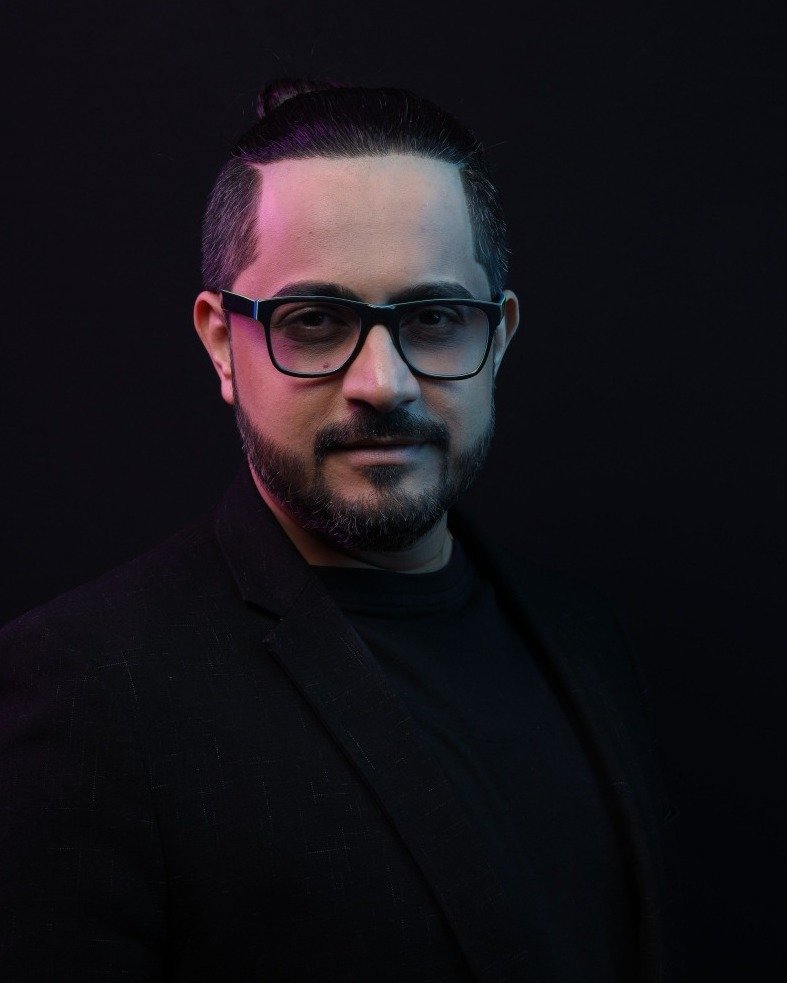 Prof. Dr. Moez Khakiani, prosthodontist and porcelain veneer bonding course instructor